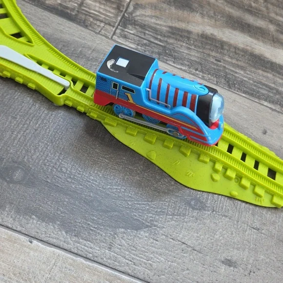 Thomas The Train Track With 1 Train - Picture 2 of 2
